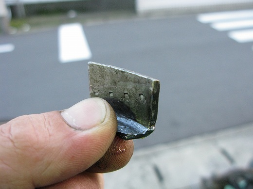 クランクケース内部に噛み込んだクラッチアウターバスケットの破片
