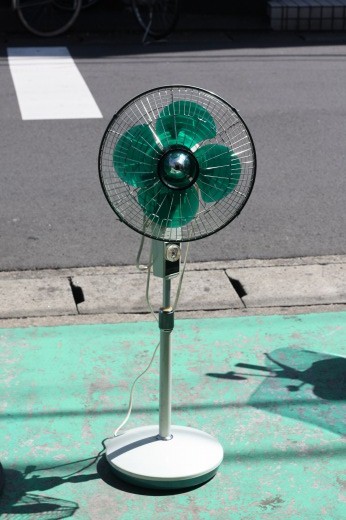 路上に置かれた昭和レトロな立ち型扇風機。