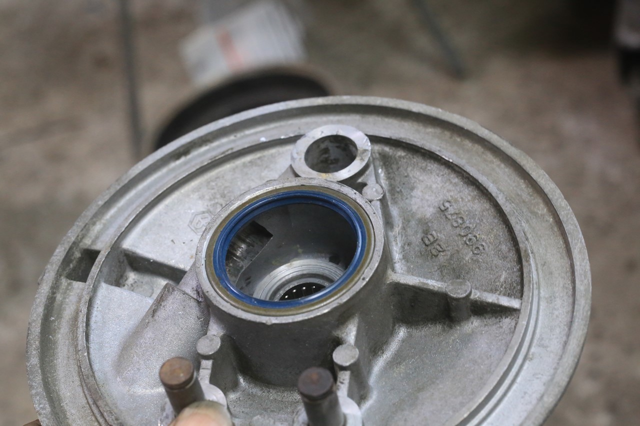 ベスパP125Xの整備作業風景とパーツ棚