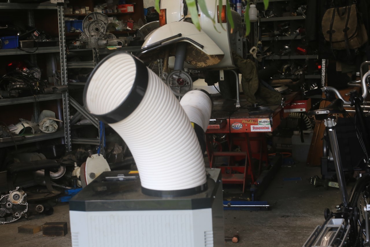 スポットクーラーと工具類が並ぶ作業スペース