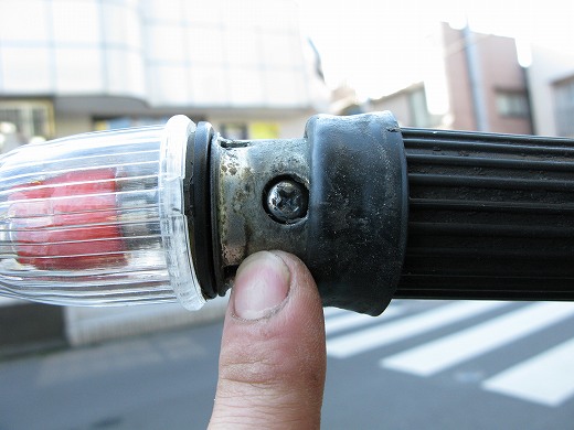 ウィンカーカラー部分のボルトが見える状態