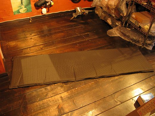 床に広げたアウトドア用のエアマット