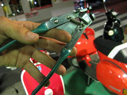 ワイヤー引き専用工具を手に持った様子