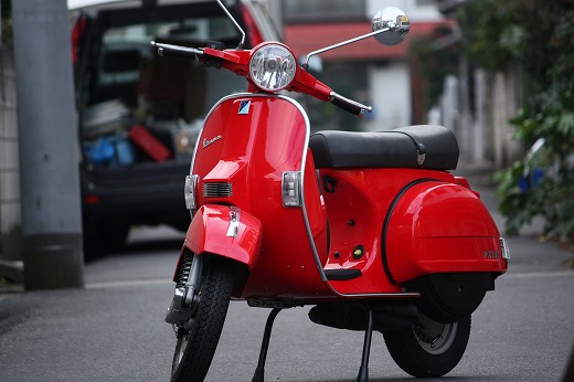 セール対象の赤いPX125FL2を正面から撮影した写真