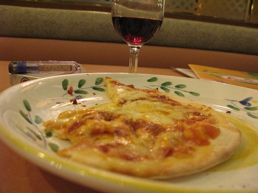 赤ワインとピザで〆の食事を楽しむ様子