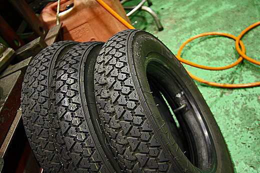 交換用に準備された3本のタイヤが並んでいる様子