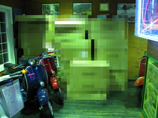 モザイクのかかった荷物と並ぶ複数のベスパ