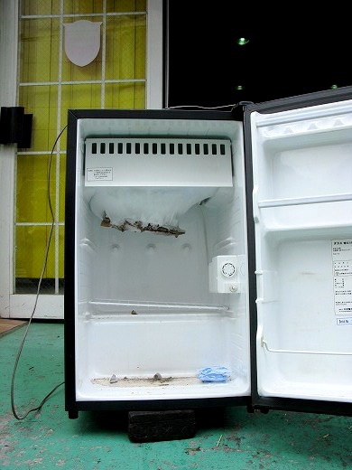外に出された霜だらけの小型冷蔵庫