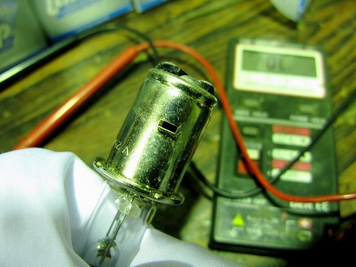 電球の導通をテスターで点検する様子