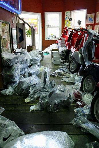 段ボールと部品袋が積み上がった店内の様子