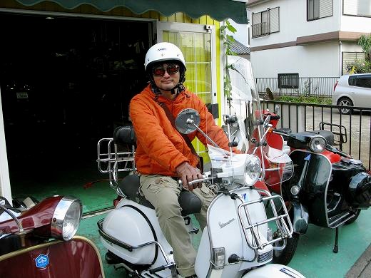 風防を装着した白いベスパに跨るT様の記念写真