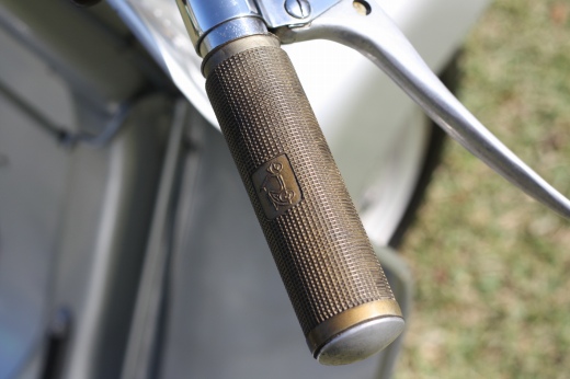 Vespa98のフロントフェンダーとライト。細部に施された造形が美しい。