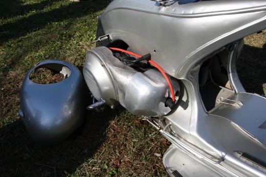 Vespa98のリアビュー。独特のデザインが際立つシルエット。