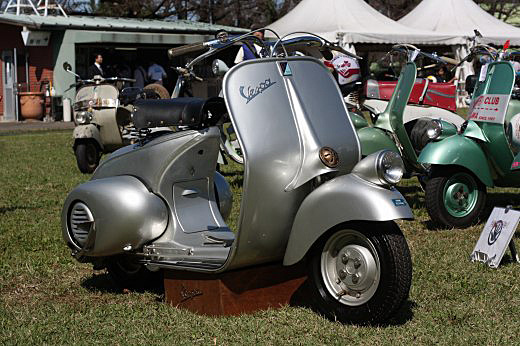 博物館級とも言われる、銀色に輝くVespa98が展示されている様子。