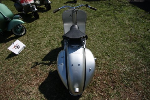 エンジンカバーが外されたVespa98。内部構造が見られる貴重なカット。