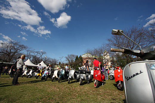 ベスパブランチ会場で展示された1台。美しいカーブラインが際立つ。