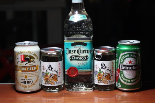 ビールや日本酒、ウォッカなどが並ぶアルコールの差し入れ