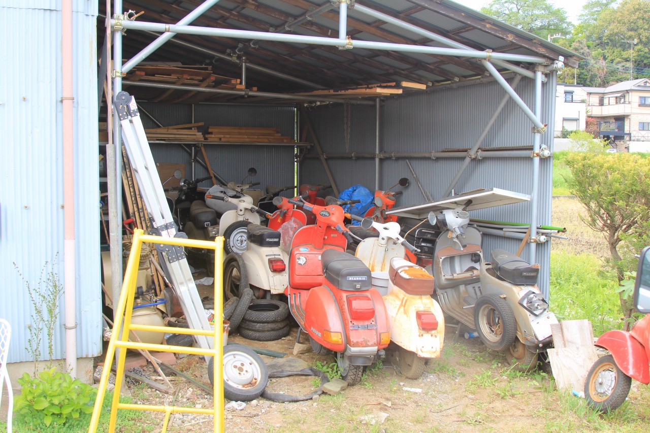 屋根付きガレージにずらりと並んだ複数のベスパ車両