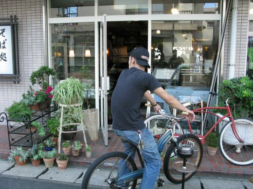 自転車でGRAVEYARDに訪れる男性と外観の様子