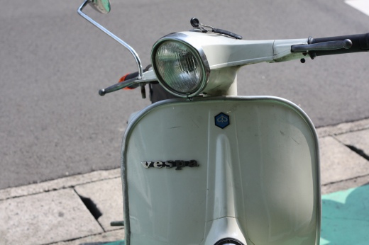 vespaエンブレムを取り付けた直後の車体フロント