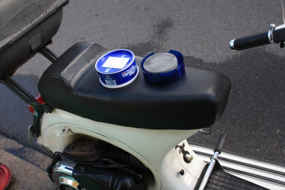洗車後にWAXをかけたベスパの車体