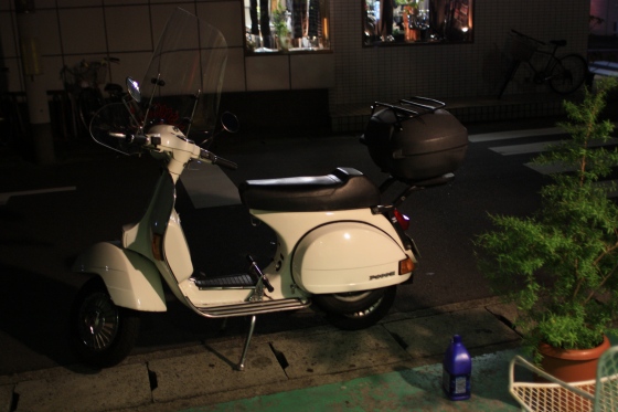 夜になっても美しく仕上がった白いベスパ
