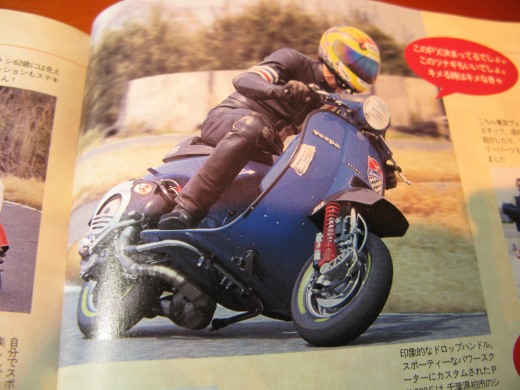 転倒前、サーキットを走行するKBのK