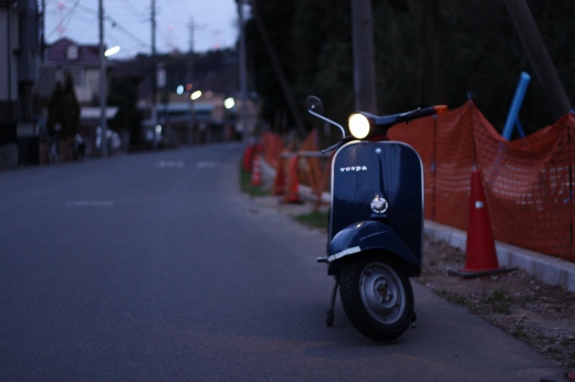 薄暮の中で佇むvespa100の試運転シーン