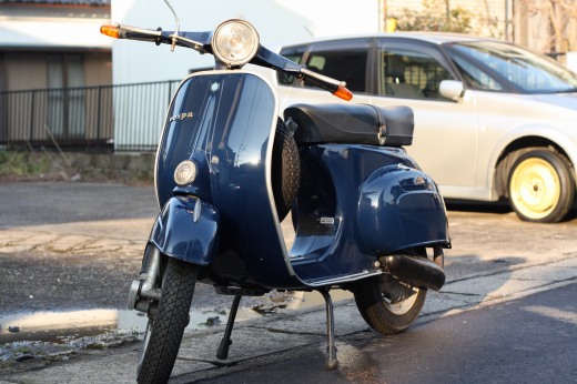 紺色ボディのVespa ET3フロントビュー