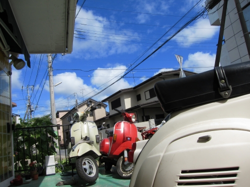 午後から晴れ間が出たものの、蒸し暑さが厳しい夏空の様子。