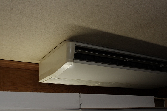 店内で稼働中の業務用エアコン。節電とのバランスが課題