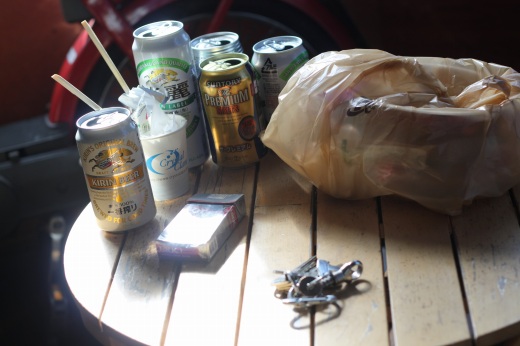 朝日を浴びて光る昨夜のビールの空き缶