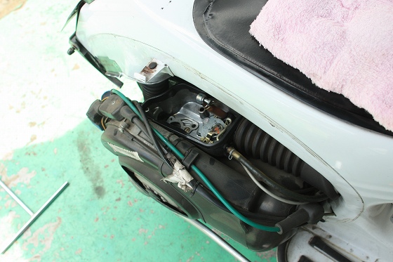 キャブ調整作業中のVespa PX200FL2。