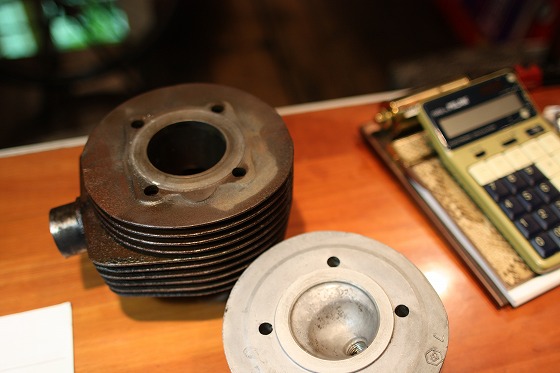 シリンダーを外注に出すことになり、作業が一時中断したVespa125GTR。