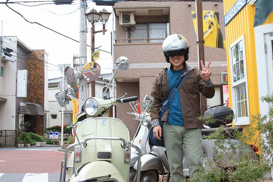いかしたヘルメット姿のM様とベスパ