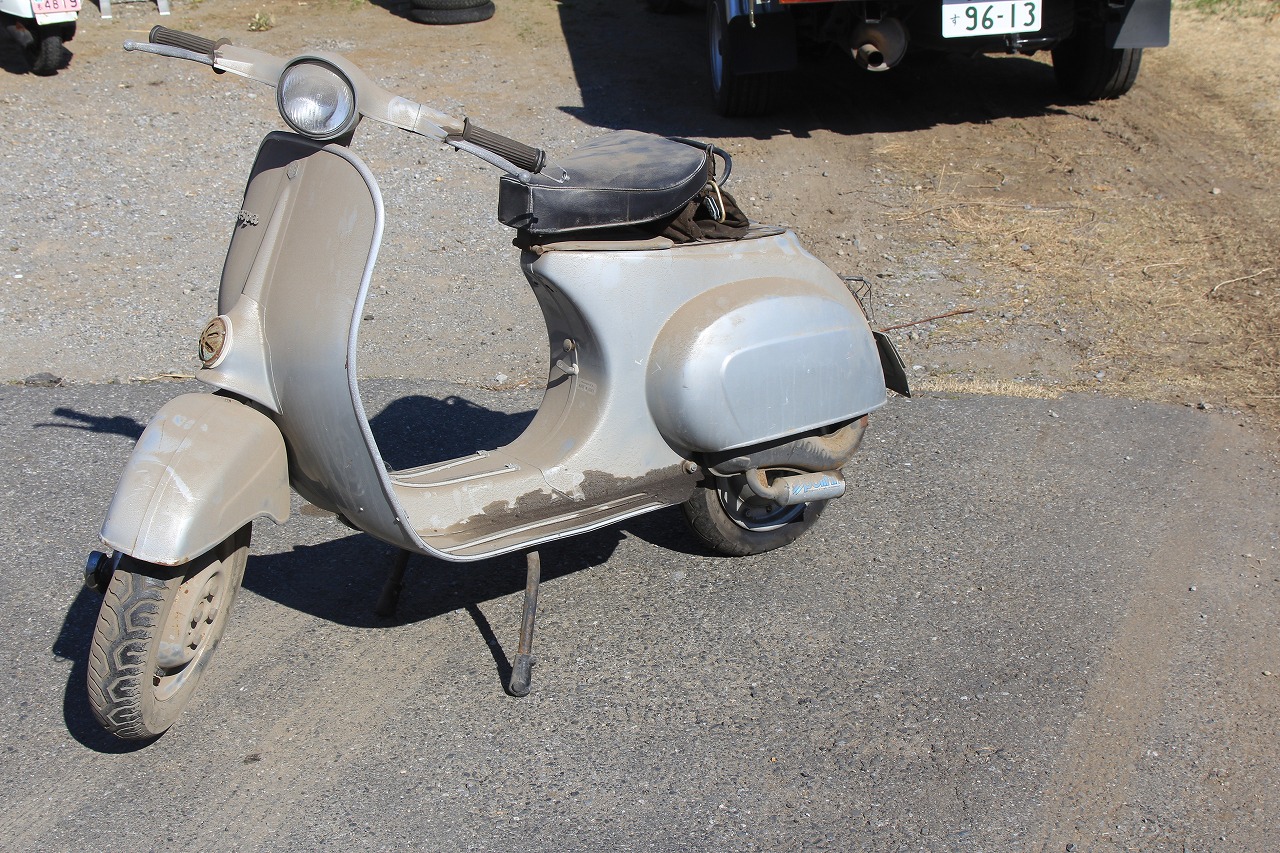 寝起きに洗車された埃まみれのvespa50s