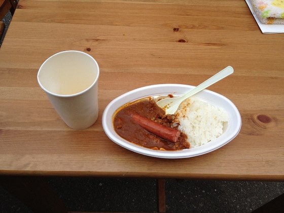 柏祭りの屋台前でビールとカレーを手にした酔っ払いモードの様子。