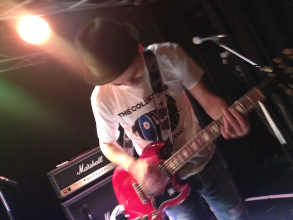 柏のライブハウスでのバンド演奏シーン