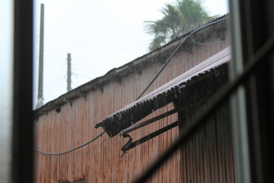 激しい雨に見舞われた店舗前の様子
