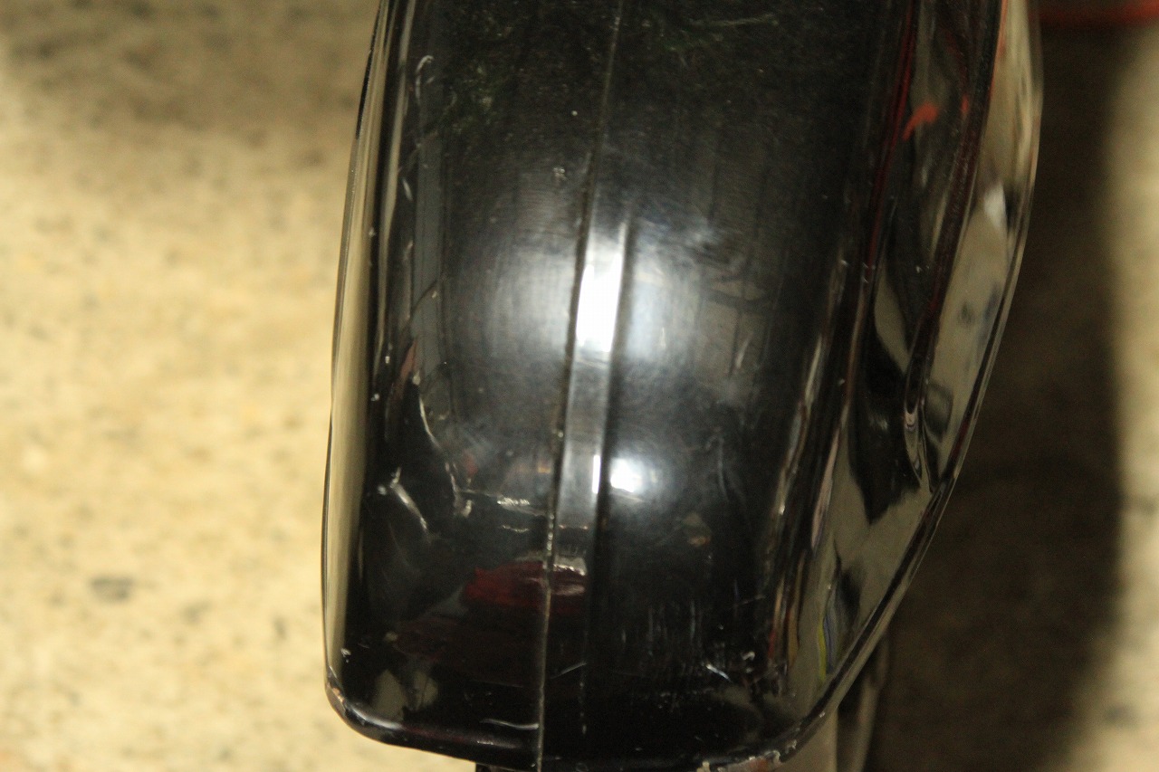 積載車から降ろされる途中のベスパ