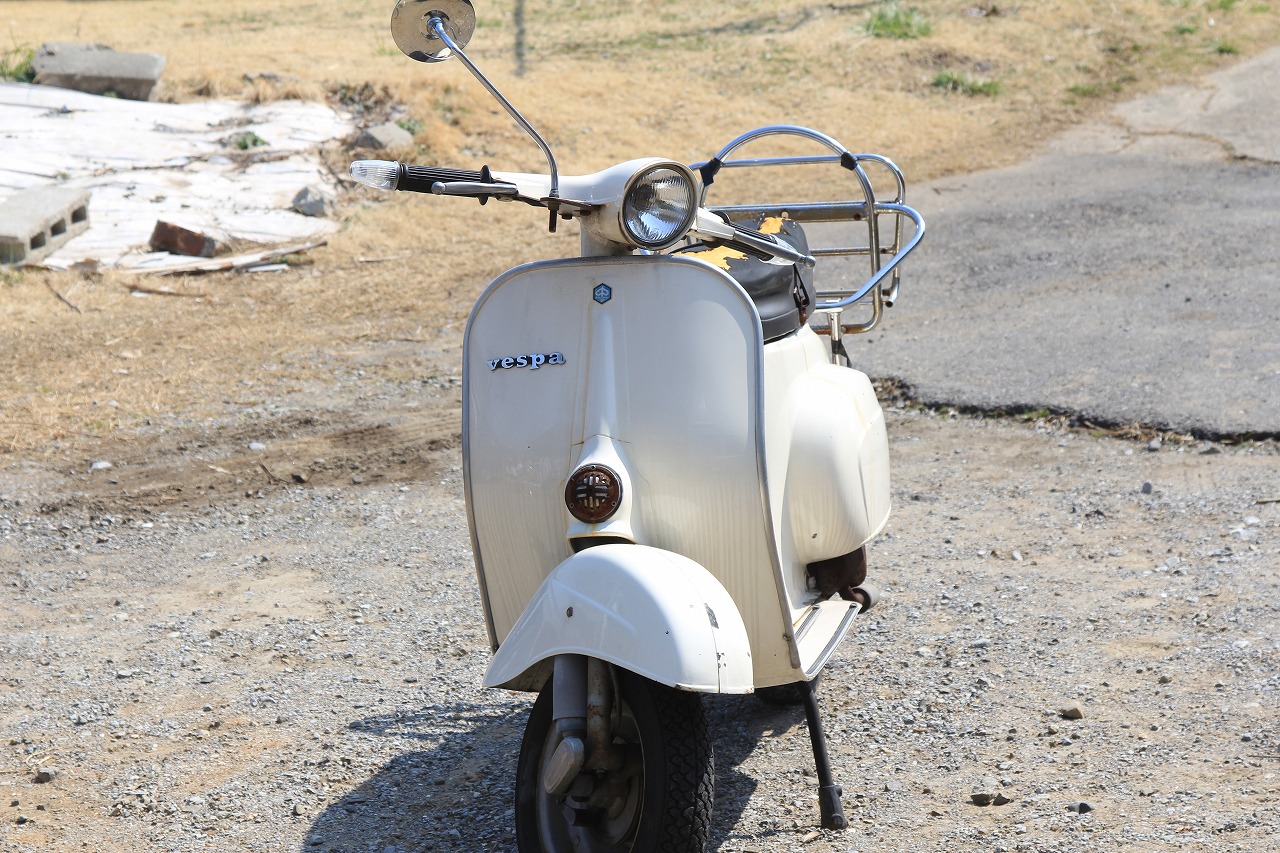 点検修理のために試運転されたvespa100