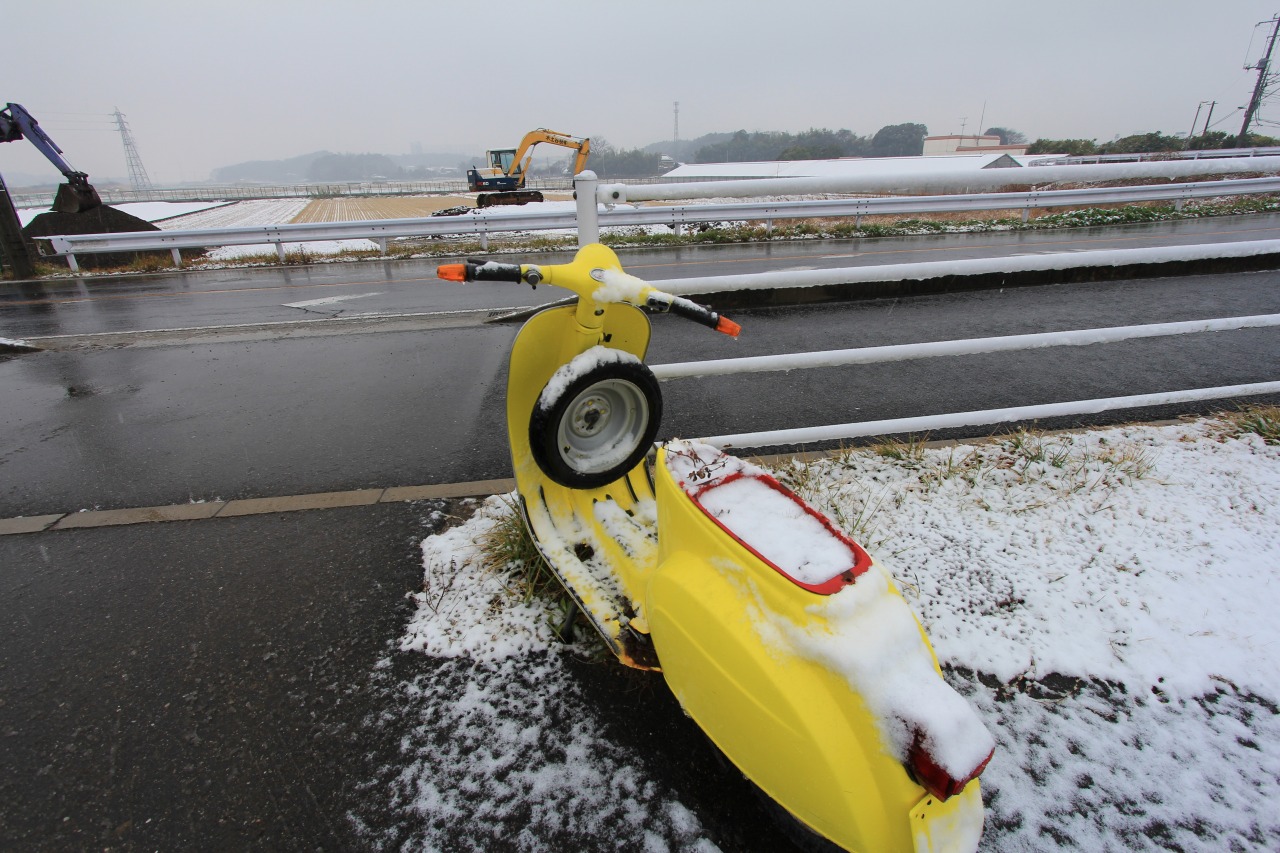 朝から雪が積もったK.B.SCOOTERS周辺の様子