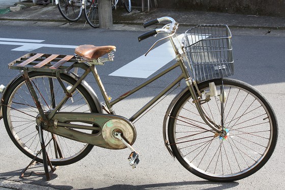 赤いカゴを取り付けたナショナル製実用自転車。