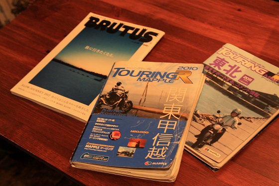 カウンターに置かれた雑誌ブルータス「旅に出たい」号とツーリングマップ。