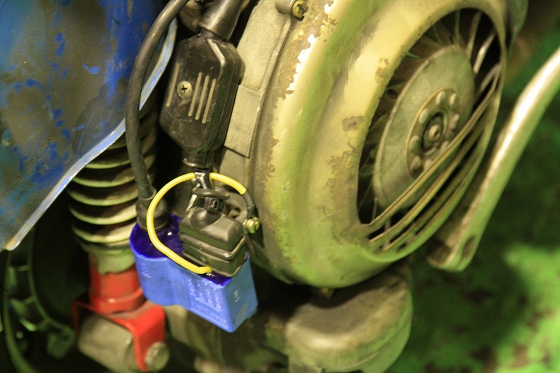 電装を改造したP125Xの車体左サイド。