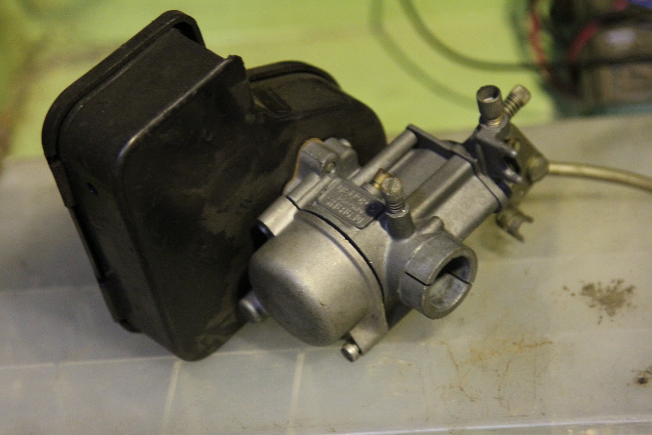 vespa50R用のキャブレターを手に持った状態で撮影