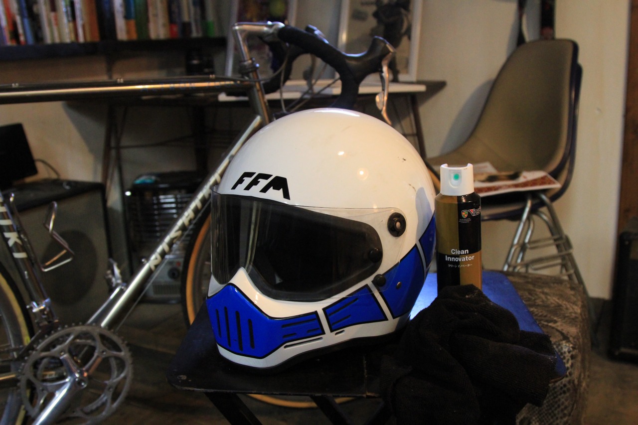 ヘルメットを引っぱり出して磨く様子