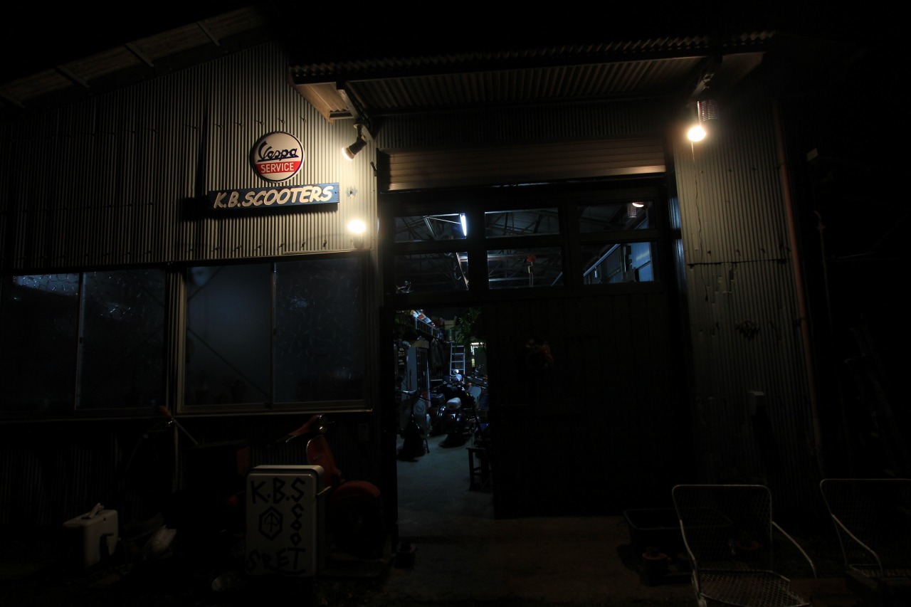 K.B.SCOOTERS店内の年末大掃除の様子（工具棚付近）