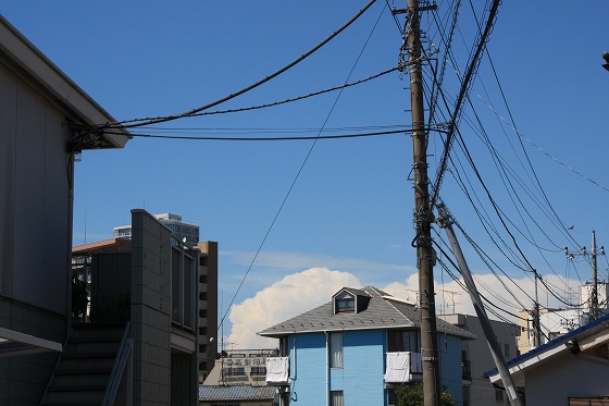 梅雨明け直後の空に広がる、もくもくとした夏の雲。