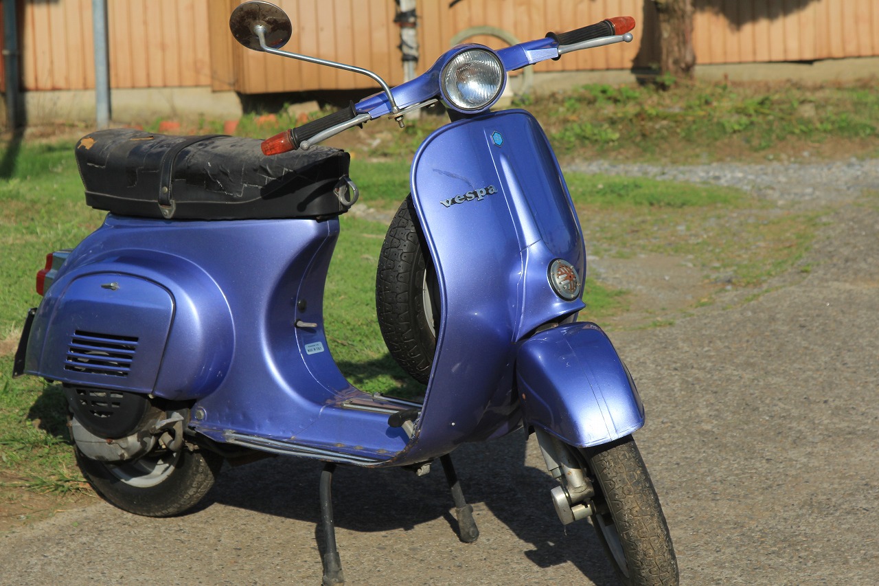 鮮やかな純正色のベスパ50s（中古車）